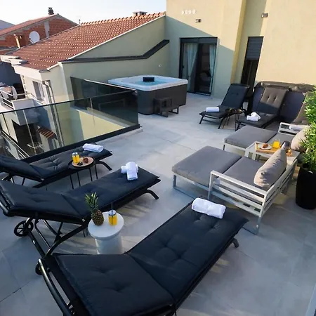 Luxury Rooftop Duplex زادار
