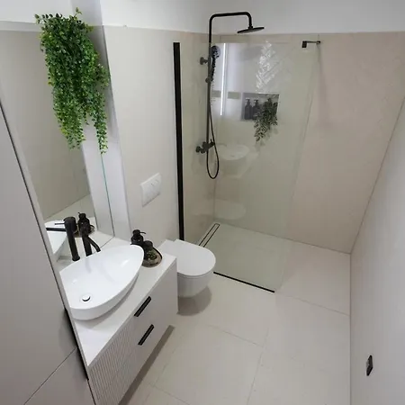 Luxury Rooftop Duplex شقة *